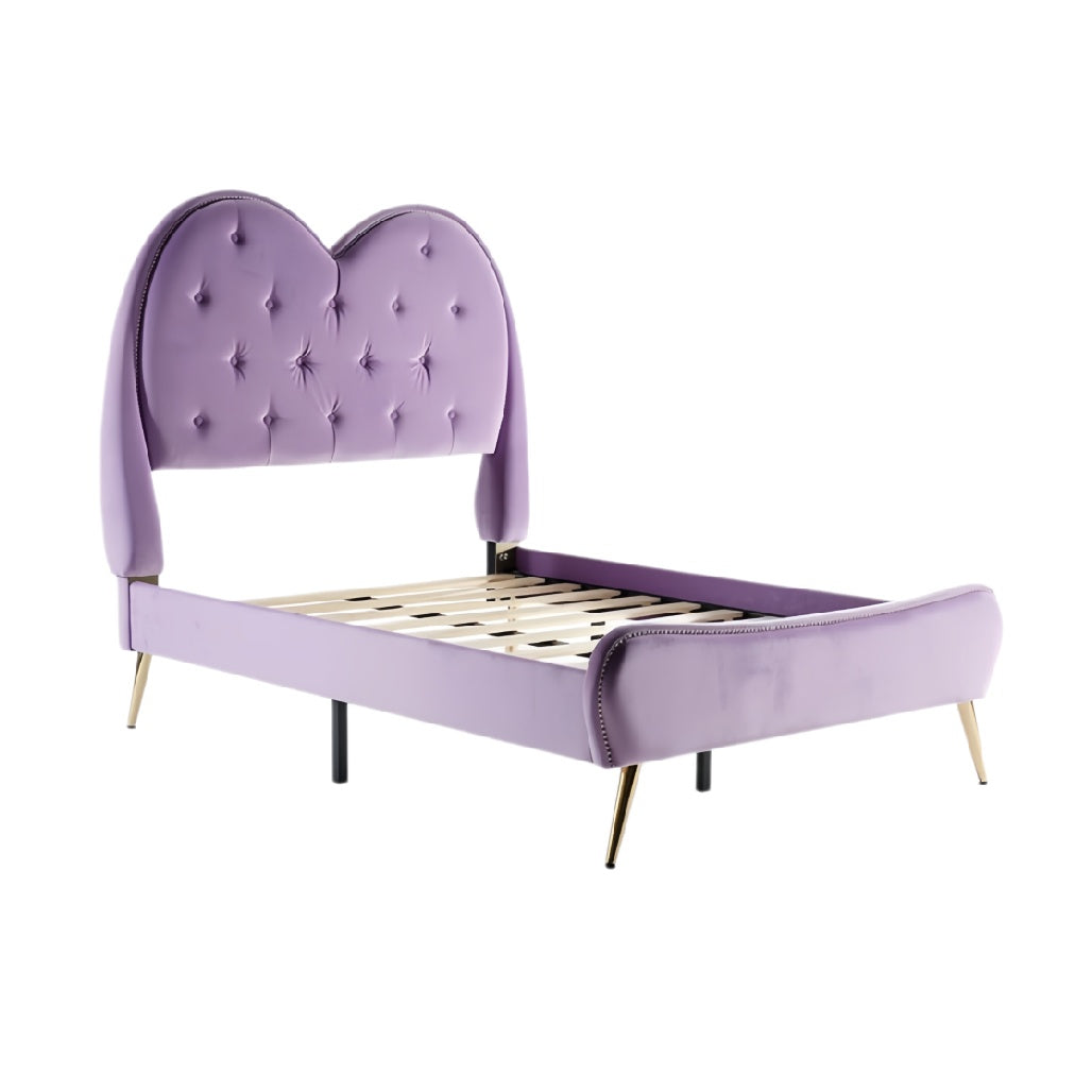 Luxe paarse bed met hartvormige hoofdbord en gouden poten
