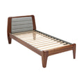 Moderne bedconstructie met houten frame en lederen rugleuning