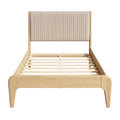 Moderne houten bed met gestreepte hoofdbord